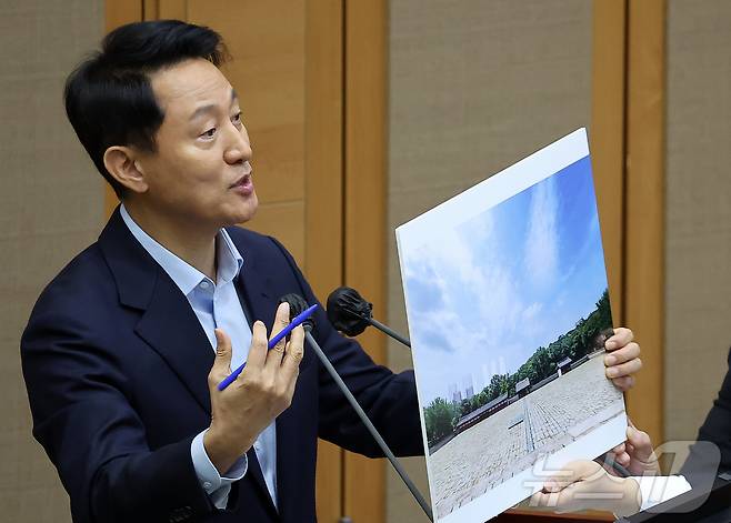 오세훈 서울시장이 18일 오전 서울 중구 서울시의회에서 열린 제333회 정례회 시정질문에 참석해 김규남 국민의힘 서울시의원의 세운지구 관련 질의에 답하고 있다. 2025.11.18/뉴스1 ⓒ News1 김진환 기자