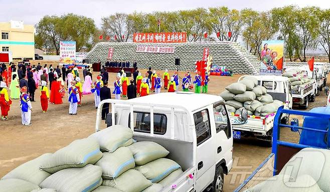 (평양 노동신문=뉴스1) = 북한 노동당 기관지 노동신문은 18일 "각지 농촌들에서 올해 알곡생산 계획을 넘쳐 수행한 자랑 안고 결산 분배를 연일 진행하고 있다＂고 보도했다. [국내에서만 사용가능. 재배포 금지. DB 금지. For Use Only in the Republic of Korea. Redistribution Prohibited] rodongphoto@news1.kr