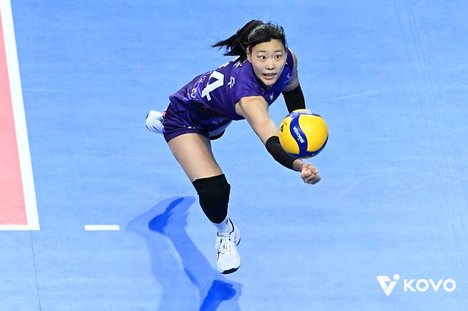 디그를 시도하는 흥국생명 정윤주. 제공 | 한국배구연맹