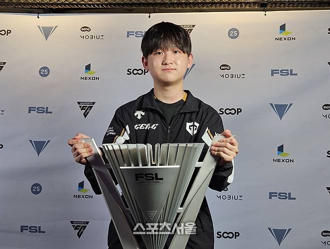 ‘원더08’ 고원재가 14일 서울 잠실DN콜로세움에서 열린 2025 FSL 스프링 우승 후 취재진 인터뷰에 앞서 포즈를 취하고 있다. 잠실 | 강윤식 기자 skywalker@sportsseoul.com