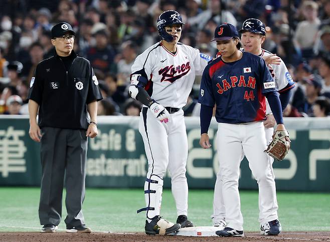 16일 일본 도쿄돔에서 열린 2025 K베이스볼 시리즈 대한민국과 일본의 평가전. 3회말 1사 만루 찬스 상황에 송성문이 선취 2타점 적시타를 때린 뒤 이동욱 코치와 기뻐하고 있다. 사진 | 도쿄=연합뉴스