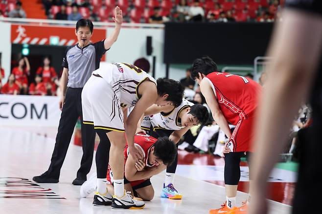 어깨 통증을 호소하는 현대모비스 아시아쿼터 옥존. 사진 | KBL