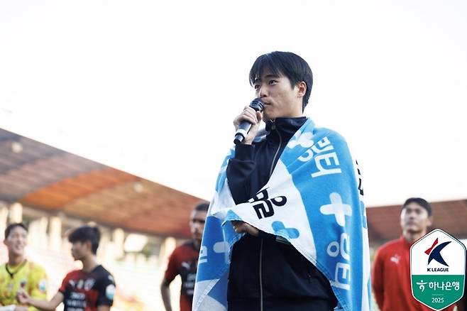 포항 홍윤상이 지난 9일 FC서울전이 끝난 뒤 홈 팬께 인사하고 있다. 사진 | 한국프로축구연맹