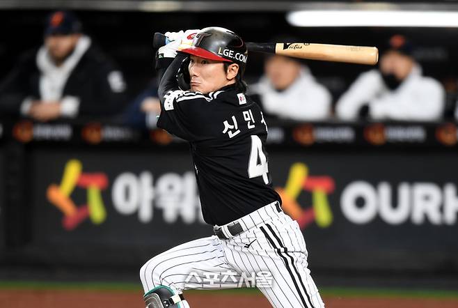 LG 신민재가 대전 한화생명 볼파크에서 열린 2025 KBO 한국시리즈 5차전 한화와 경기 1회초 1사 2루타를 친 후 타구를 바라보고 있다. 대전 | 최승섭기자 thunder@sportsseoul.com