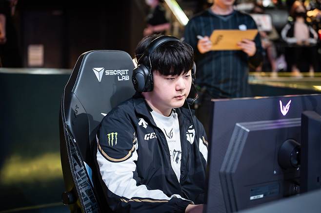 ‘캐니언’ 김건부가 16일 서울 종로구 롤 파크에서 열린 2025 LCK 정규시즌 DN프릭스전에 앞서 경기를 준비 중이다. 사진 | 라이엇 게임즈