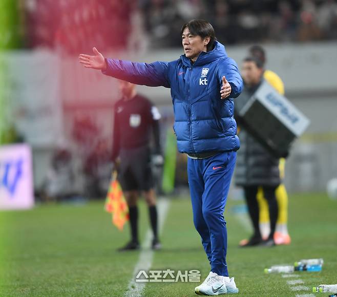홍명보 감독이 18일 서울월드컵경기장에서 열린 남자축구 국가대표 평가전 가나와 경기에서 심판판정에 항의하고 있다.  상암 | 최승섭기자 thunder@sportsseoul.com