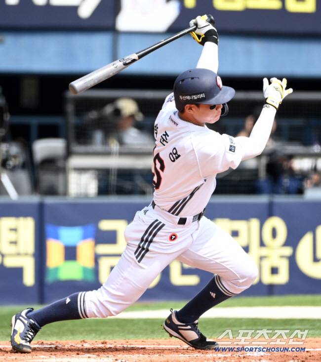 27일 잠실야구장에서 열린 롯데와 두산의 경기, 3회말 두산 박준영이 안타를 치고 있다. 잠실=허상욱 기자wook@sportschosun.com/2025.04.27/