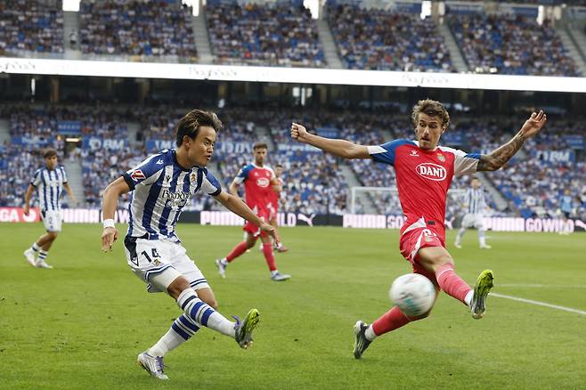 epa12320142 Real Sociedad's Take Kubo (L) in action against Espanyol's Carlos Romero (R) during the Spanish LaLiga soccer match between Real Sociedad and RCD Espanyol, in Donosti, Spain, 24 August 2025.  EPA/Javier Etxezarreta







<저작권자(c) 연합뉴스, 무단 전재-재배포, AI 학습 및 활용 금지>