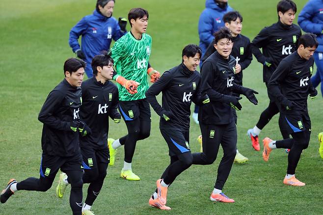 가나전 하루 앞둔 축구 대표팀

    (서울=연합뉴스) 신현우 기자 = 가나와의 평가전을 하루 앞둔 한국 축구대표팀 손흥민, 김민재 등 선수들이 17일 서울 마포구 서울월드컵경기장에서 훈련하고 있다. 2025.11.17