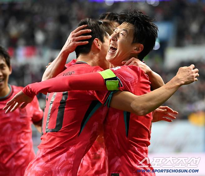 14일 대전월드컵경기장에서 열린 대한민국과 볼리비아의 A매치 평가전. 손흥민이 프리킥 선제골을 터뜨리고 이재성과 기쁨을 나누고 있다. 대전=허상욱 기자wook@sportschosun.com/2025.11.14/