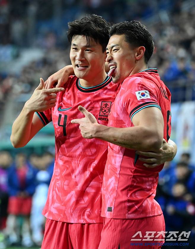 14일 대전월드컵경기장에서 열린 대한민국과 볼리비아의 A매치 평가전. 조규성이 후반 팀의 두번째 골을 터뜨리고 김민재와 함께 기뻐하고 있다. 대전=허상욱 기자wook@sportschosun.com/2025.11.14/