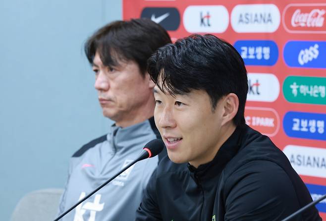 가나와의 평가전 하루 앞둔 손흥민

    (서울=연합뉴스) 신현우 기자 = 가나와의 평가전을 하루 앞둔 한국 축구대표팀 주장 손흥민이 17일 서울 마포구 서울월드컵경기장에서 열린 공식 기자회견에 참석해 질문에 답하고 있다. 2025.11.17