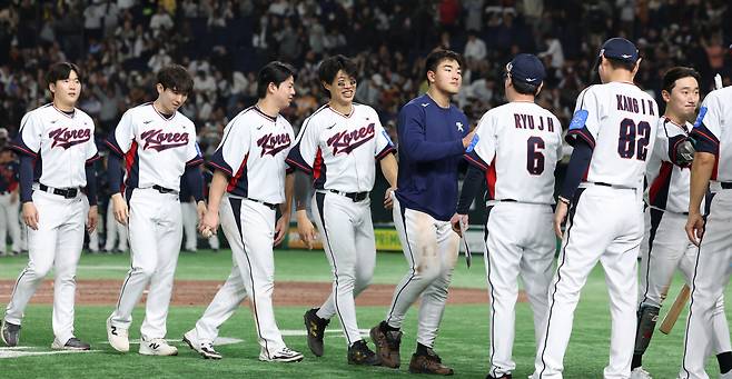 경기 종료 후 안현민을 비롯한 대표팀 선수들이 코칭스태프와 하이파이브를 나누고 있다. 이날 경기는 7-7 무승부를 기록했다. 연합뉴스