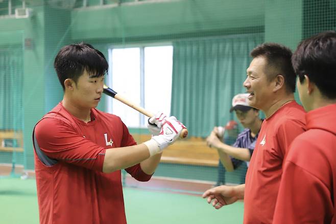 SSG 이승민과 대화를 나누는 야마사키. 사진=SSG 랜더스