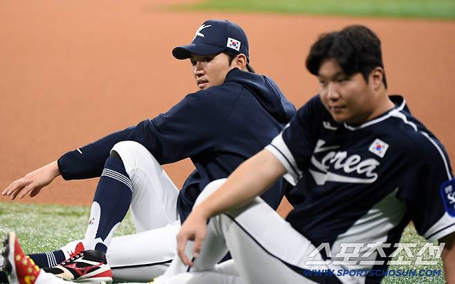 대한민국 야구대표팀이 5일 고척스카이돔에서 훈련을 가졌다. 박해민, 문보경이 몸을 풀고 있다. 고척=박재만 기자 pjm@sportschosun.com/2025.11.05/