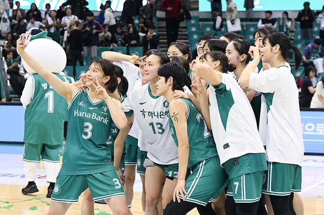 하나은행 선수들이 17일 부천실내체육관에서 열린 우리은행과의 시즌 첫 경기에서 압승을 거둔 후 이를 기념하는 셀프 카메라를 찍고 있다. 사진제공=WKBL