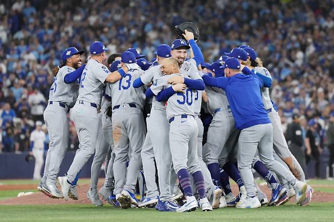 Los Angeles Dodgers players celebrate after defeating the Toronto Blue Jays in Game 7 of baseball's World Series, Sunday, Nov. 2, 2025, in Toronto. (Nathan Denette/The Canadian Press via AP) MANDATORY CREDIT

<저작권자(c) 연합뉴스, 무단 전재-재배포, AI 학습 및 활용 금지>