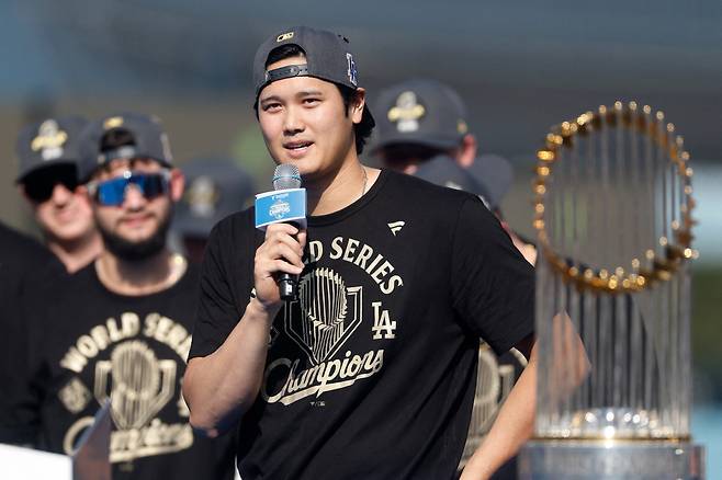 LOS ANGELES, CALIFORNIA - NOVEMBER 03: Shohei Ohtani of the Los Angeles Dodgers speaks to the crowd during the 2025 Los Angeles Dodgers World Series Celebration at Dodger Stadium on November 03, 2025 in Los Angeles, California.   Ronald Martinez/Getty Images/AFP (Photo by RONALD MARTINEZ / GETTY IMAGES NORTH AMERICA / Getty Images via AFP)

<저작권자(c) 연합뉴스, 무단 전재-재배포, AI 학습 및 활용 금지>
