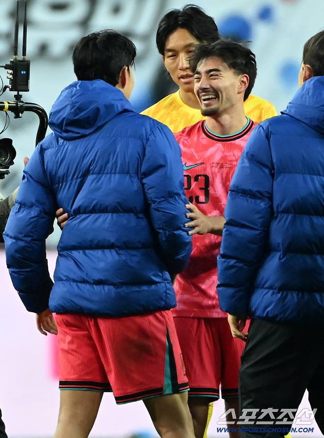 14일 대전월드컵경기장에서 열린 대한민국과 볼리비아의 A매치 평가전. 대한민국이 2대0으로 승리했다. 손흥민과 하이파이브를 나누는 옌스 카스트로프의 모습. 대전=허상욱 기자wook@sportschosun.com/2025.11.14/
