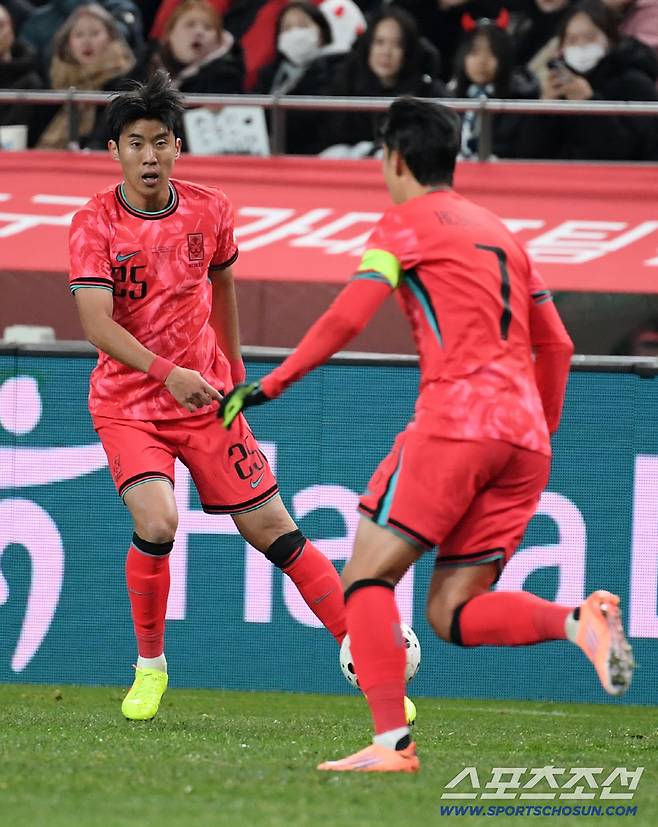 18일 서울월드컵경기장에서 열린 대한민국과 가나의 A매치 평가전. 권혁규가 패스를 시도하고 있다. 상암=박재만 기자 pjm@sportschosun.com/2025.11.18/