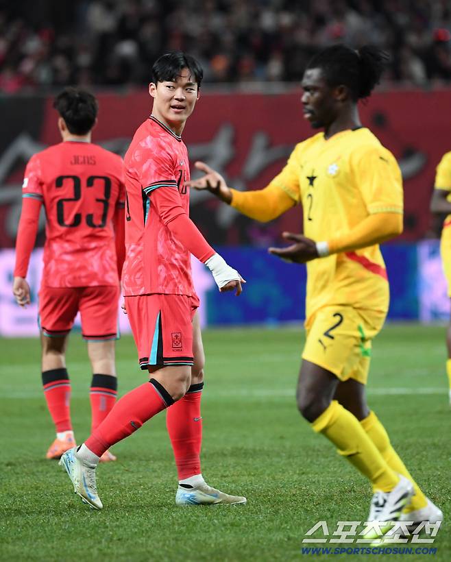 18일 서울월드컵경기장에서 열린 대한민국과 가나의 A매치 평가전. 오현규가 주심 판정에 불만을 표하고 있다. 상암=박재만 기자 pjm@sportschosun.com/2025.11.18/