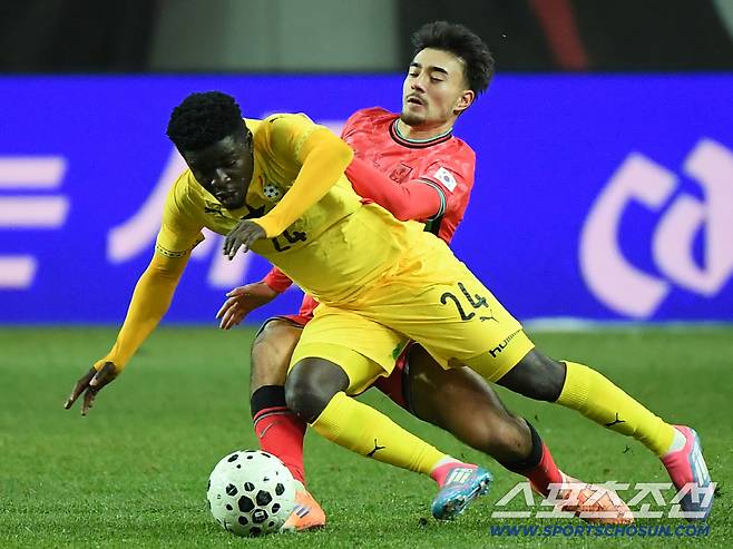 18일 서울월드컵경기장에서 열린 한국과 가나의 축구대표팀 평가전.  옌스가 가나의 공격을 막고 있다. 상암=정재근 기자 cjg@sportschosun.com/2025.11.18/