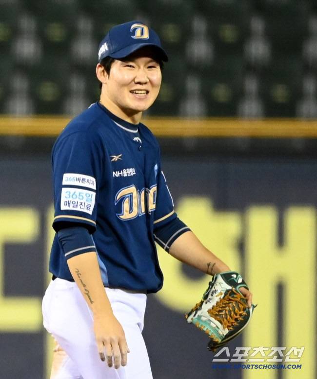 22일 잠실야구장에서 열린 NC와 LG의 경기, 8회말 1사 2루타를 날린 LG 오스틴과 이야기를 하는 NC 박민우. 잠실=허상욱 기자wook@sportschosun.com/2025.04.22/