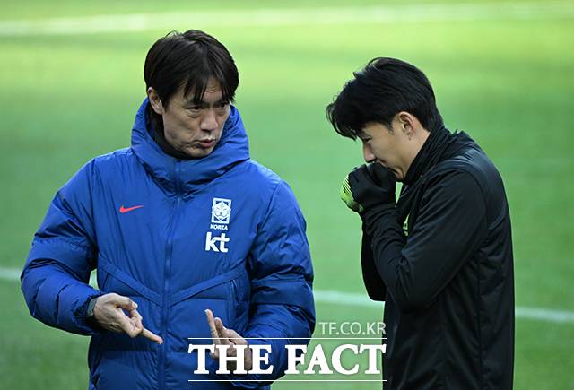 한국의 홍명보 감독은 18일 가나와 평가전에서 손흥민을 어떻게 활용할까. 대한민국 축구 국가대표팀 홍명보 감독(왼쪽)과 손흥민이 17일 오후 서울 마포구 서울월드컵경기장에서 대화를 나누고 있다./서울월드컵경기장=박헌우 기자