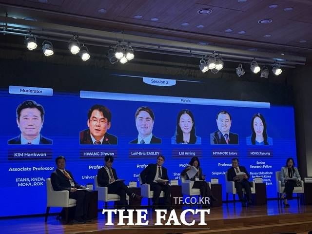 ‘2025 서울외교포럼’에선 한반도 평화에 대한 이재명 정부의 ‘END 이니셔티브’(교류·관계 정상화·비핵화)가 집중 논의됐다. 사진은 왼쪽부터 김한권 국립외교원 부교수, 황지환 서울시립대 교수, 레이프 에릭 이슬리 이화여대 교수, 류 아밍 상해사회과학원 교수, 미야모토 사토루 세이가쿠인대학교 교수, 홍지영 한국수출입은행 북한개발연구센터 책임연구원이다. /서초=정소영 기자