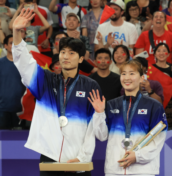 파리올림픽 혼합복식 은메달을 딴 김원호와 정나은. 채널에이 자료.&nbsp;
