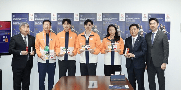 박주봉 감독과 서승재, 김원호. 그리고 안세영. 김동문 협회장과 김관영 전북도지사와 한자리에 모였다.&nbsp;