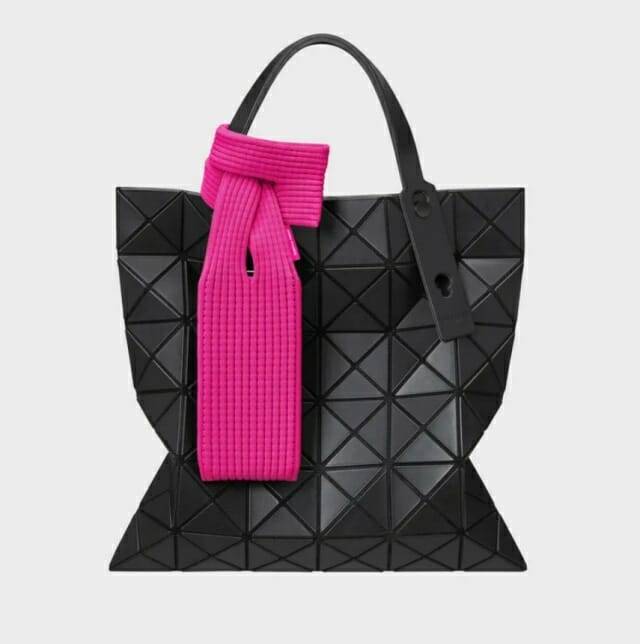 일본 디자이너 브랜드 이세이 미야케의 바오바오 백과 매치한 아이폰 포켓 (사진=애플)