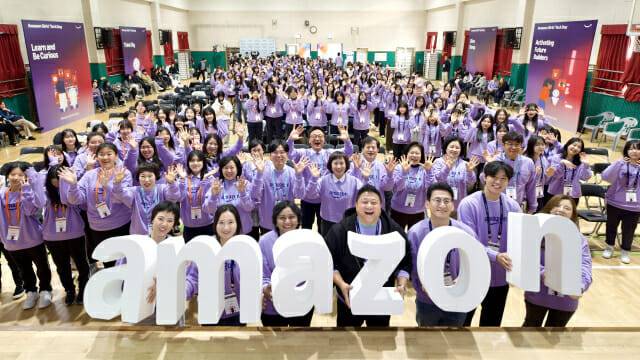 아마존 '걸스테크데이'에 참가한 인천 지역 16개 학교 중학생 250여 명이 인천 백석중학교에서 기념촬영을 하고 있다.(사진=아마존)