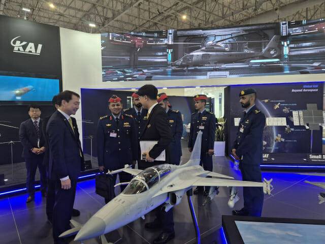 UAE 공군 공동개발위원장이 KAI 부스를 방문했다. (사진=한국항공우주산업)