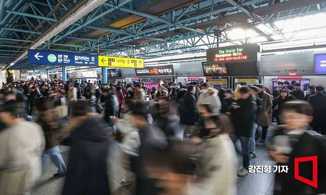 스페인 바르셀로나 자치대·캐나다 맥길대 연구팀의 발표애 따르면, 우리나라 사람들의 평균 출·퇴근 시간이 1시간 48분으로 가장 길게 나타났다. 강진형 기자