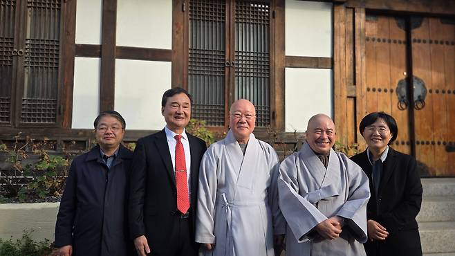 11일 간담회에 참석한 관계자들. 오른쪽부터 한자경 이화여대 명예교수, 미산 스님, 수불 스님, 박찬욱 밝은사람들연구소장, 김시열 운주사 대표. /김한수 기자