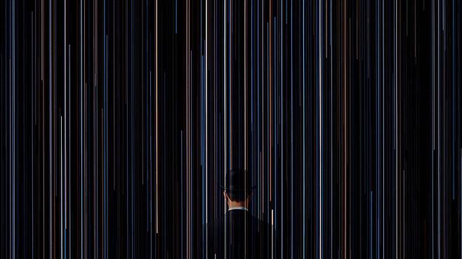 Humanbarcode #02, 2023. 별의 궤적과 르네마그리트의 그림에 자주 등장하는 중절모 쓴 남자(현대사회의 익명성을 상징)를 콜라주 기법으로 합성했다. / 사진가 주기중