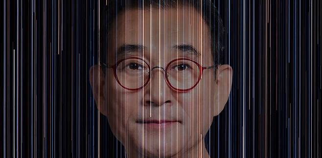 별의 궤적이 지나간 사진과 자신의 얼굴을 포토샵으로 합성한 사진가 주기중