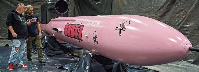 크라우드 펀딩으로 생산한 우크라 ‘플라밍고 순항 미사일’ 16일 우크라이나 방산 공장에서 생산한 장거리 순항미사일 ‘DANA 1’을 체코 시민단체 ‘우크라이나에 무기를’ 관계자들이 살펴보고 있다. 이 단체는 크라우드 펀딩으로 재원을 마련해 생산을 지원했다. ‘플라밍고(홍학) 미사일’로도 불리는 순항미사일은 사정거리가 3000㎞이다./AP 연합뉴스