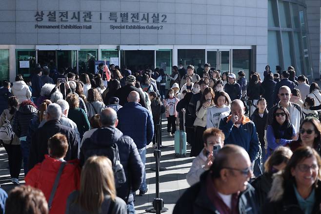 16일 오전 서울 용산구 국립중앙박물관에서 '인상주의에서 초기 모더니즘까지, 빛을 수집한 사람들'-메트로폴리탄박물관 로버트 리먼 컬렉션' 특별전이 열리면서 방문객들로 붐비고 있다. /장련성 기자