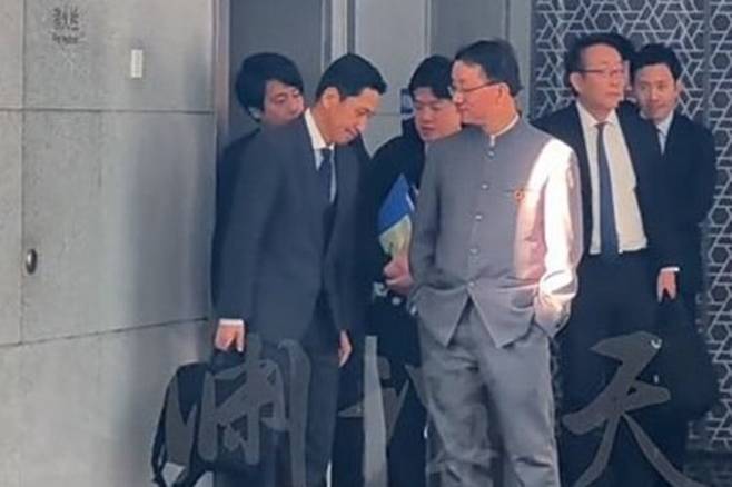 류진쑹 중국 외교부 국장(우), 가나이 마사아키 일본 외무성 국장(좌)/중국 위위안탄톈 캡처