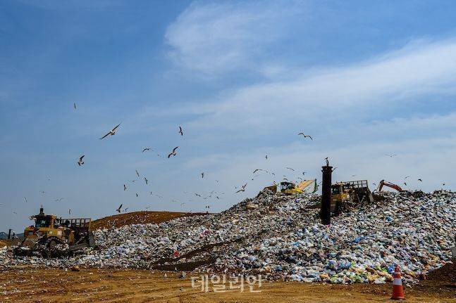 인천 수도권매립지에서 쓰레기 매립 작업을 하고 있다. ⓒ데일리안 DB