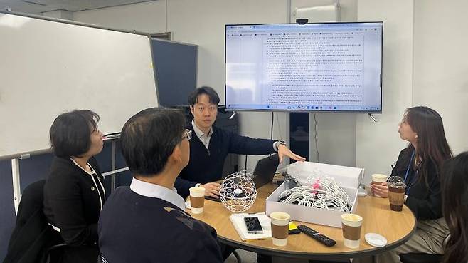 NH농협은행이 지난 17일 전북 전주에 위치한 드론 전문기업을 찾아 진행한 관세 컨설팅에서 허준 소율관세사무소 관세사(가운데)가 조언을 하고 있다. ⓒNH농협은행