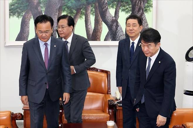국민의힘 유상범 원내수석부대표, 송언석 원내대표, 더불어민주당 김병기 원내대표, 문진석 원내수석부대표가 18일 국회에서 열린 여야 원내대표단 회동에서 자리에 착석하고 있다. ⓒ데일리안 홍금표 기자