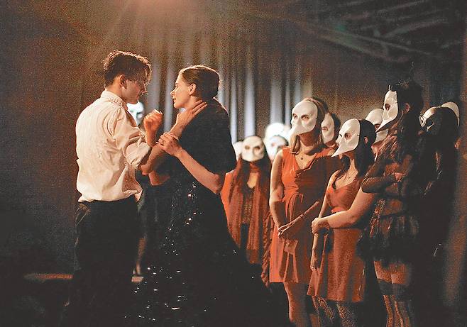 이머시브 공연 ‘슬립노모어’의 관객들이 가면을 쓰고 배우들의 연기를 가까이서 지켜보고 있다. 펀치드링크 제공