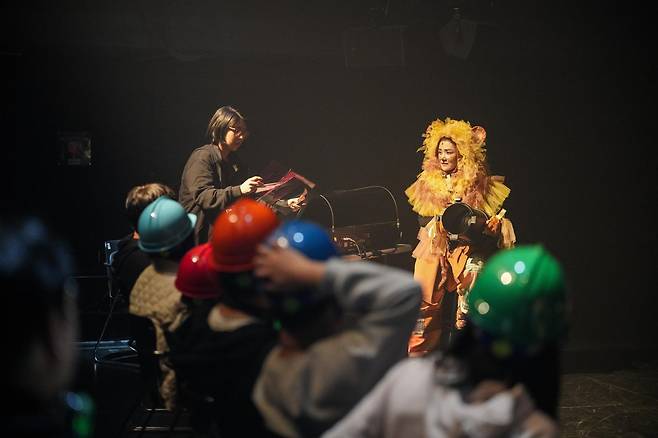 극장 구석구석을 탐험할 수 있는 이머시브 뮤지컬 ‘극장의 도로시’. 강동문화재단 제공