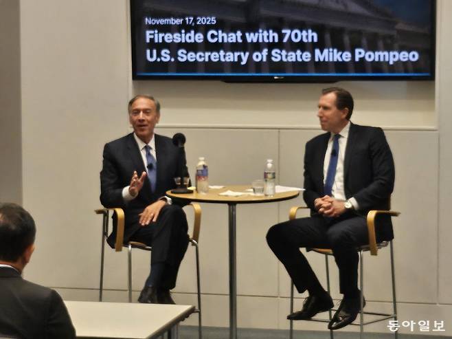마이크 폼페이오 전 미국 국무장관(왼쪽)이 17일(현지 시간) 법무법인 대륙아주 주최 간담회에서 발언하는 모습. 폼페이오 전 장관은 도널드 트럼프 1기 미국 행정부 시절 트럼프 대통령을 보좌하며 북-미 협상을 주도했다. 워싱턴=신진우 특파원