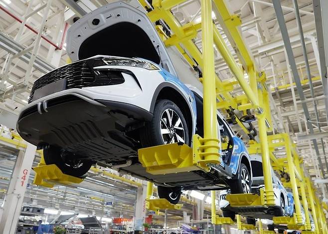 BYD 정저우 공장 컨베이어벨트 위 송 프로 전기차.