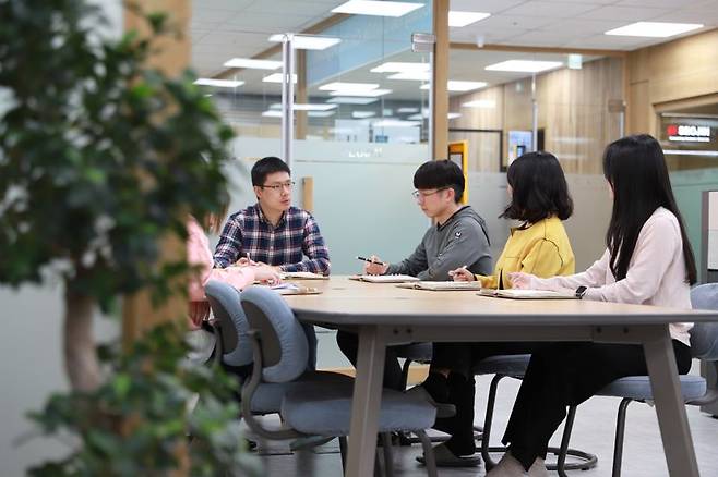 서진씨엔에스 관계자들이 이야기를 나누는 모습. 서진씨엔에스 제공