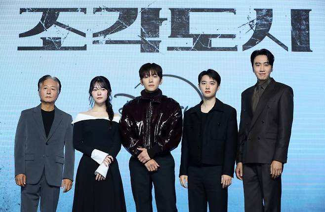 배우 김종수(왼쪽부터), 조윤수, 지창욱, 도경수, 이광수가 3일 오전 서울 영등포구 콘래드 서울에서 열린 디즈니 플러스 오리지널 '조각도시' 제작발표회에서 포즈를 취하고 있다. 뉴시스화상